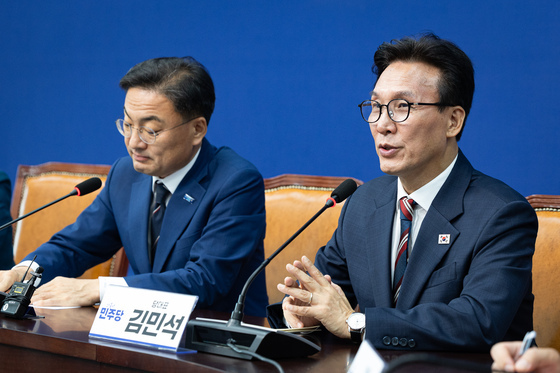 인사말하는 김민석 더불어민주당 대표