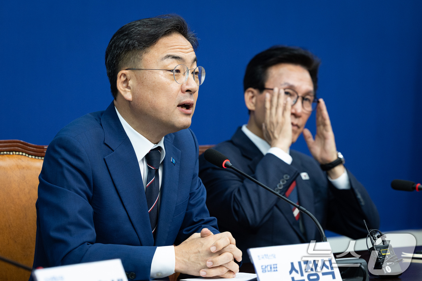 (서울=뉴스1) 유승관 기자 = 신장식 조국혁신당 대표가 24일 서울 여의도 국회에서 김민석 더불어민주당 대표를 접견, 인사말을 하고 있다. 2026.8.24/뉴스1