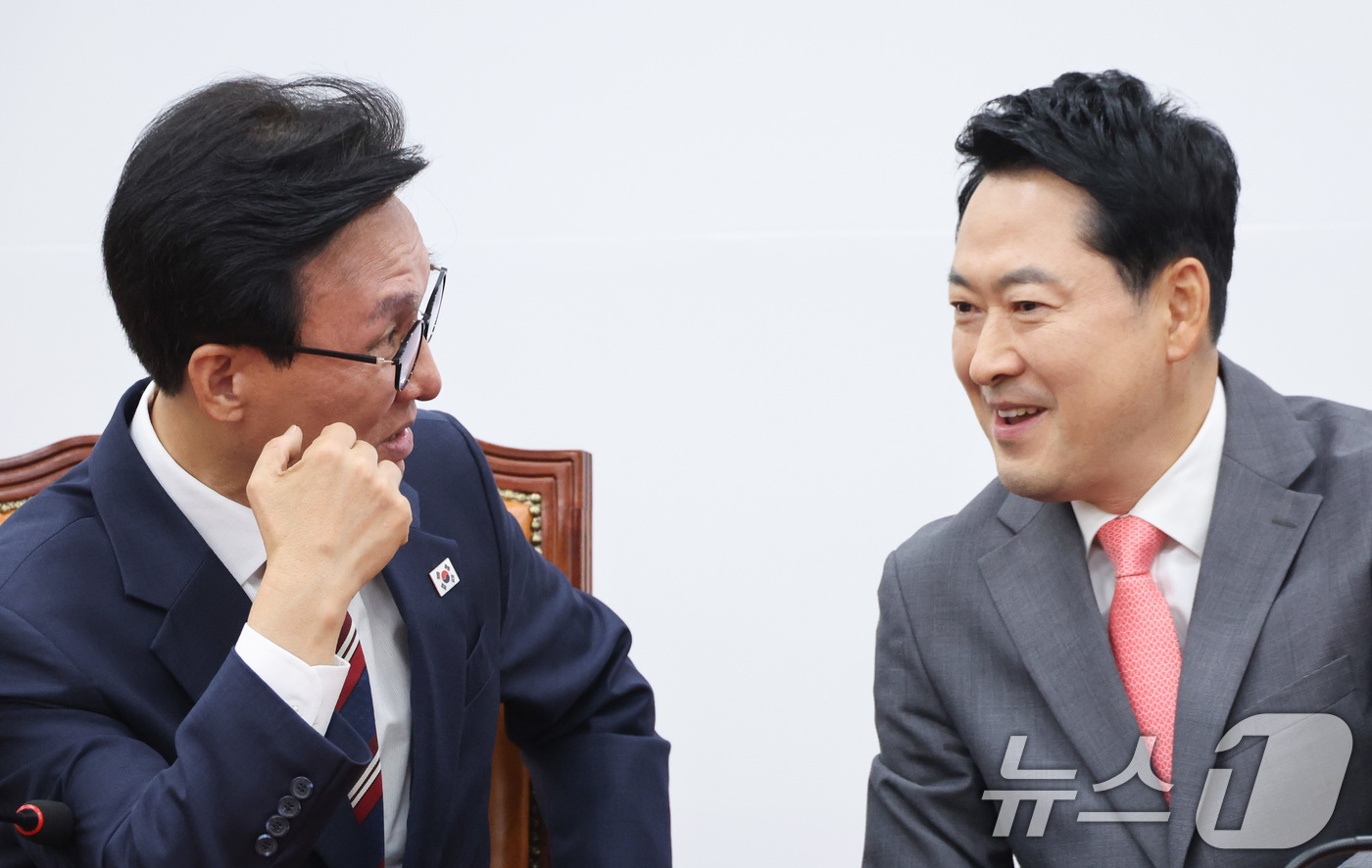 (서울=뉴스1) 신웅수 기자 = 김민석 더불어민주당 대표가 24일 서울 여의도 국회에서 장동혁 국민의힘 대표를 예방하며 대화하고 있다. 2026.8.24/뉴스1