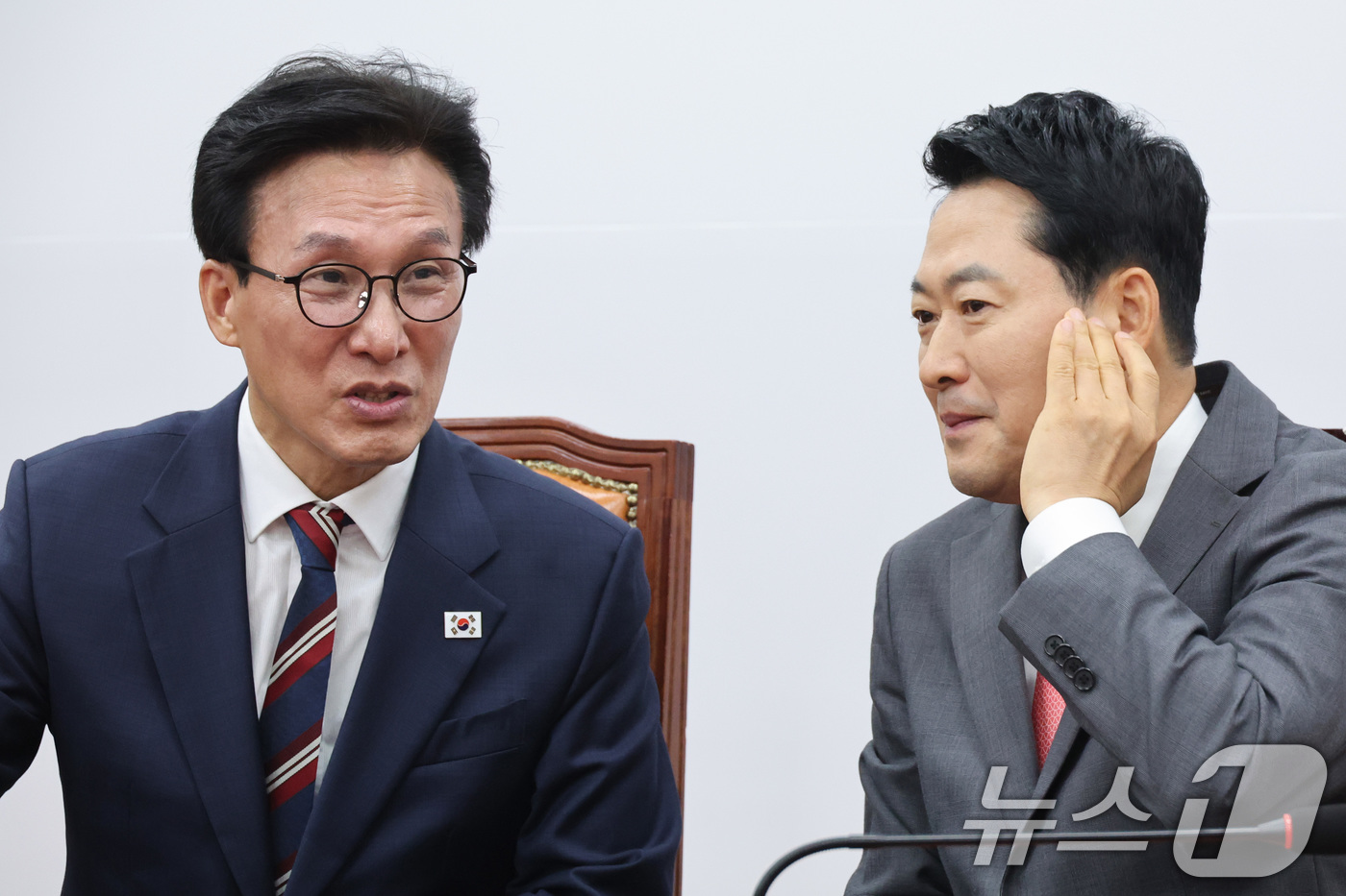 (서울=뉴스1) 신웅수 기자 = 김민석 더불어민주당 대표가 24일 서울 여의도 국회에서 장동혁 국민의힘 대표를 예방하고 있다. 2026.8.24/뉴스1