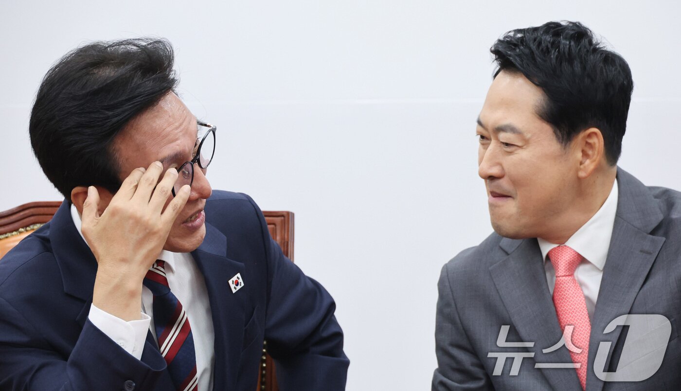 본문 이미지 - 김민석 더불어민주당 대표가 24일 서울 여의도 국회에서 장동혁 국민의힘 대표를 예방하며 대화하고 있다. 2026.8.24 ⓒ 뉴스1 신웅수 기자