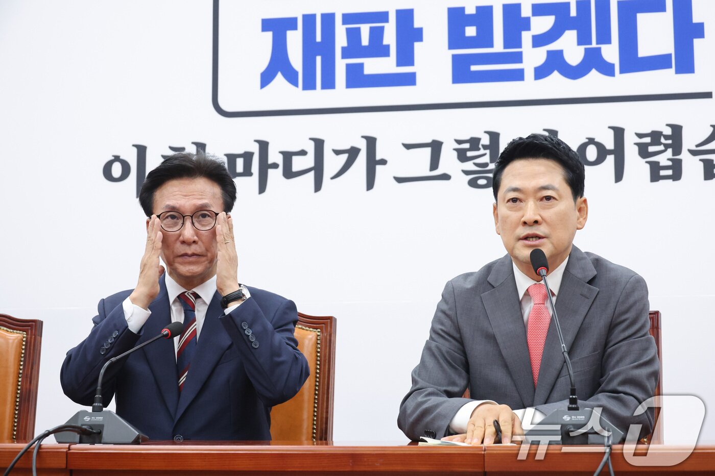 본문 이미지 - 장동혁 국민의힘 대표가 24일 서울 여의도 국회에서 김민석 더불어민주당 대표를 접견하며 인사말을 하고 있다. 2026.8.24 ⓒ 뉴스1 신웅수 기자