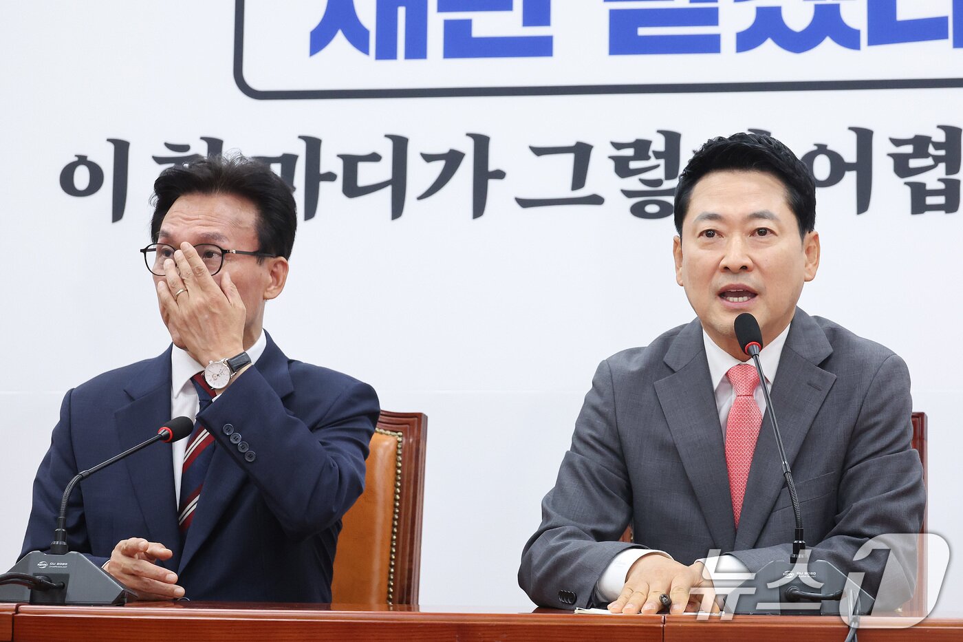 본문 이미지 - 김민석 더불어민주당 대표가 24일 서울 여의도 국회에서 장동혁 국민의힘 대표를 예방하며 대화하고 있다. 2026.8.24 ⓒ 뉴스1 신웅수 기자