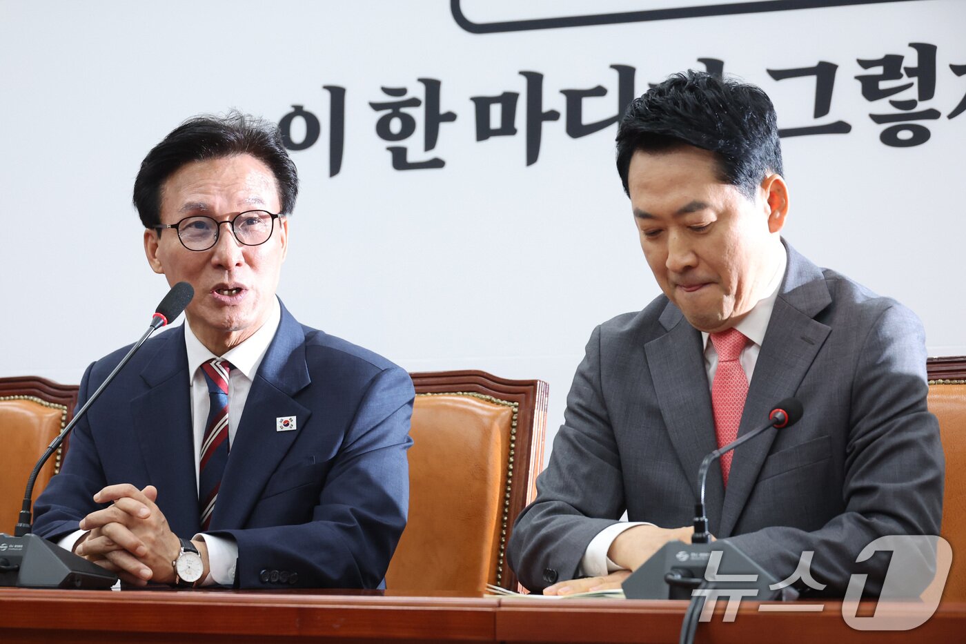 본문 이미지 - 김민석 더불어민주당 대표가 24일 서울 여의도 국회에서 장동혁 국민의힘 대표를 예방하며 인사말을 하고 있다. 2026.8.24 ⓒ 뉴스1 신웅수 기자