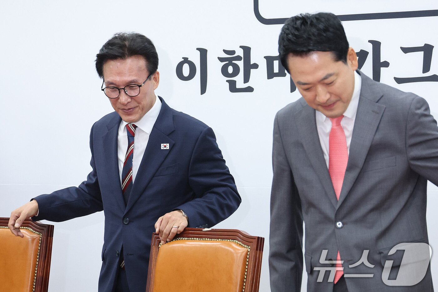 본문 이미지 - 김민석 더불어민주당 대표가 24일 서울 여의도 국회에서 장동혁 국민의힘 대표를 예방하며 각자의 자리에 착석하고 있다. 2026.8.24 ⓒ 뉴스1 신웅수 기자