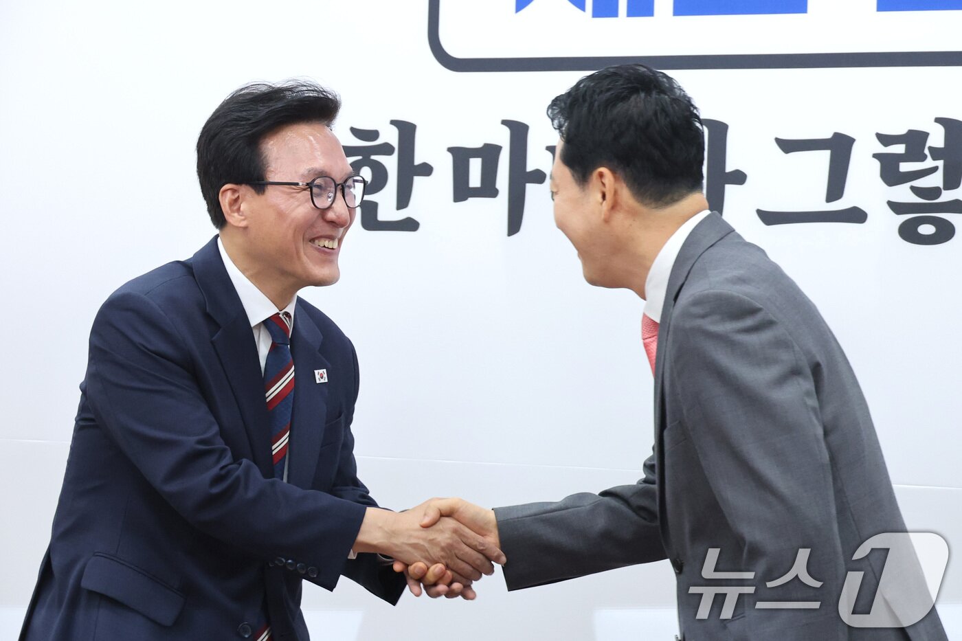 본문 이미지 - 김민석 더불어민주당 대표가 24일 서울 여의도 국회에서 장동혁 국민의힘 대표를 예방하며 인사말을 하고 있다. 2026.8.24 ⓒ 뉴스1 신웅수 기자