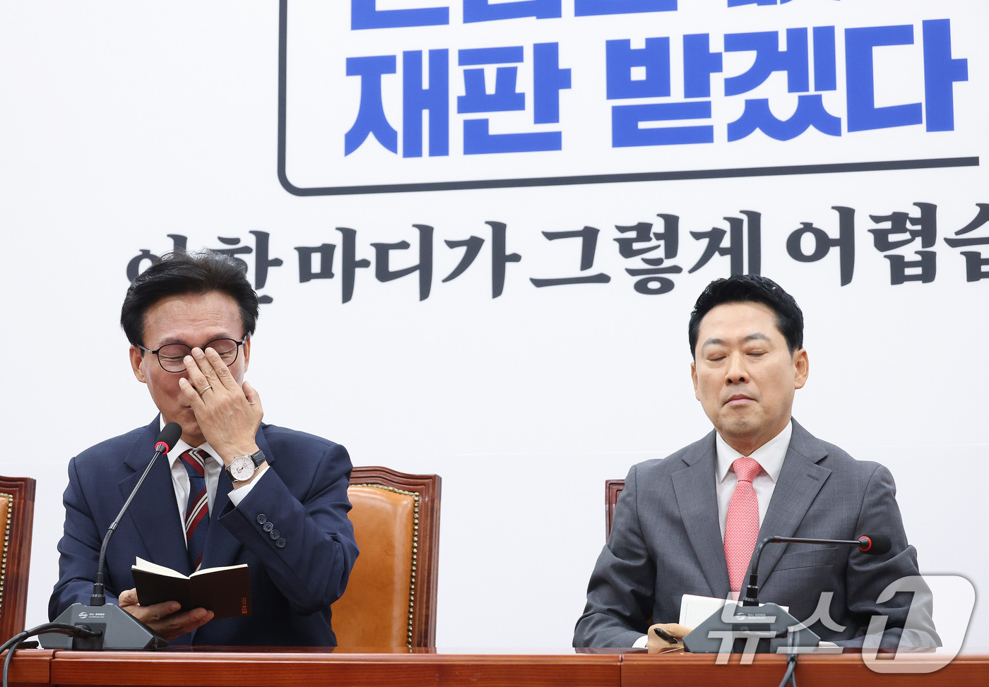 (서울=뉴스1) 신웅수 기자 = 김민석 더불어민주당 대표가 24일 서울 여의도 국회에서 장동혁 국민의힘 대표를 예방하며 안경을 고쳐쓰고 있다. 2026.8.24/뉴스1