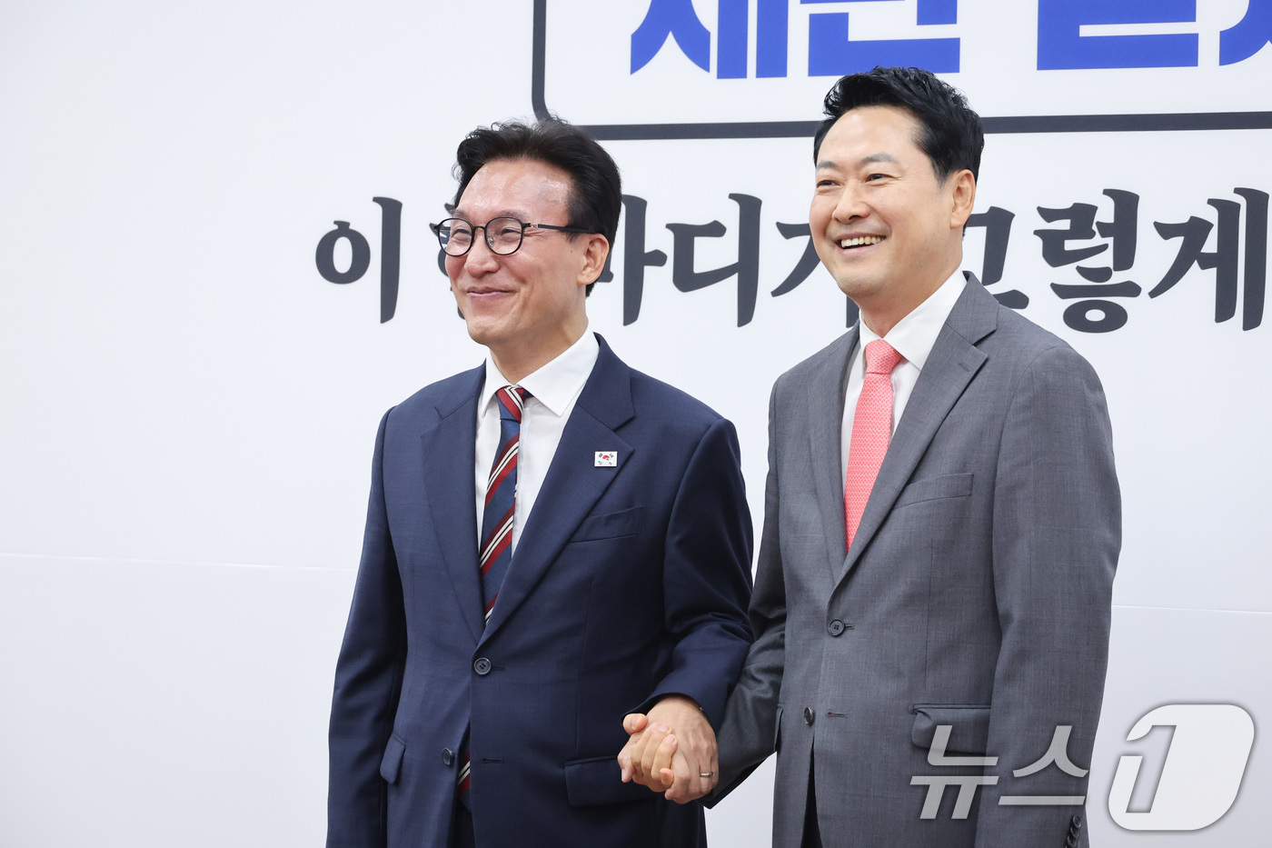 (서울=뉴스1) 신웅수 기자 = 김민석 더불어민주당 대표가 24일 서울 여의도 국회에서 장동혁 국민의힘 대표를 예방하며 손을 잡고 기념 촬영을 하고 있다. 2026.8.24/뉴스1 …