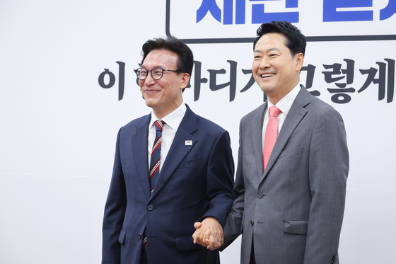 손 잡고 기념 촬영하는 여야 대표
