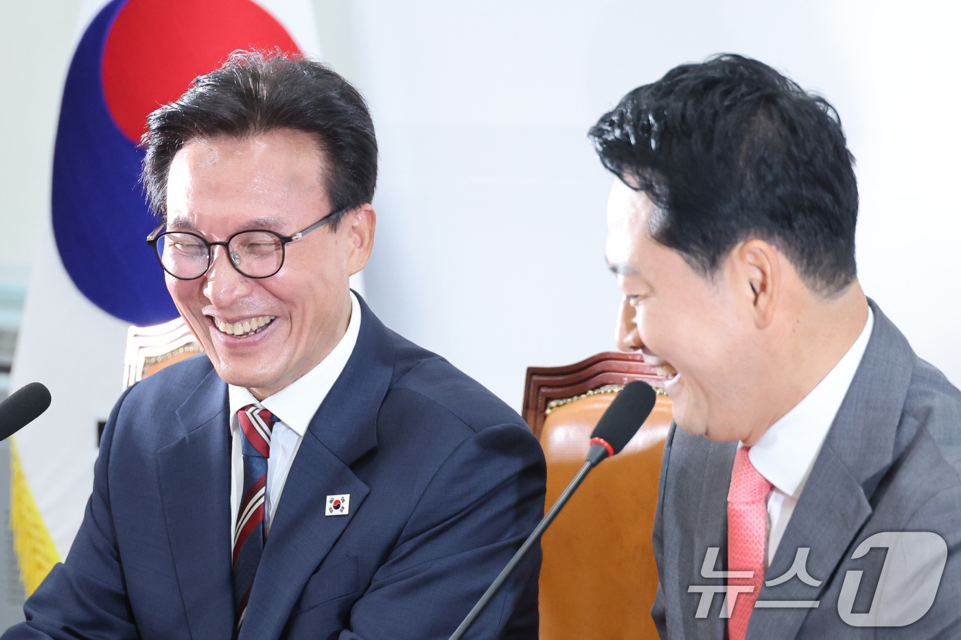(서울=뉴스1) 신웅수 기자 = 김민석 더불어민주당 대표가 24일 서울 여의도 국회에서 장동혁 국민의힘 대표를 예방하며 인사말을 하고 있다. 2026.8.24/뉴스1