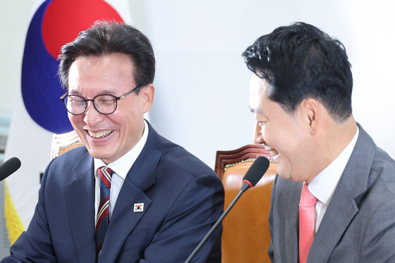 미소로 대화 시작하는 여야 대표