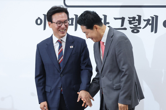 기념 촬영 위해 손 잡는 여야 대표