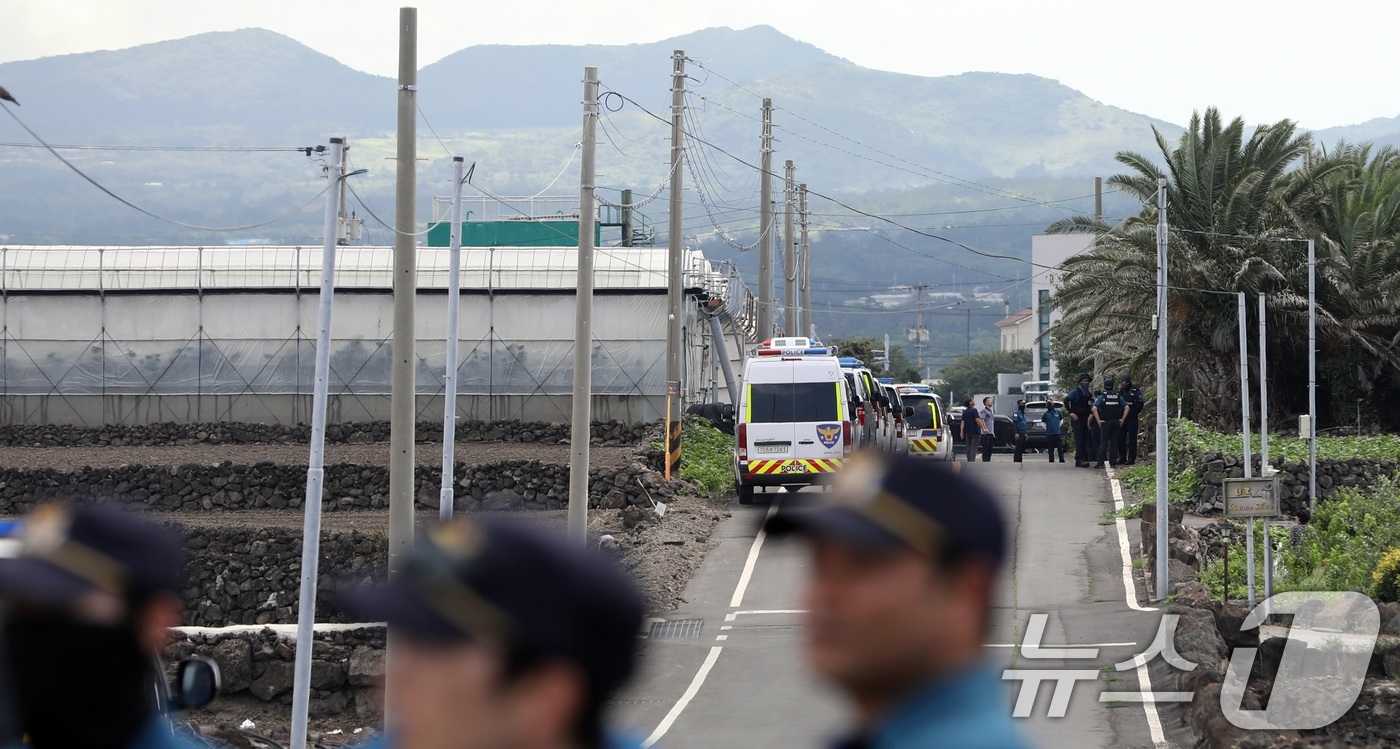 (제주=뉴스1) 고동명 기자 = 24일 오전 제주시 한림읍 모 초등학교 인근 야자수밭에서 실종된 장미란 씨로 추정되는 시신이 발견돼 경찰이 일대를 통제하고 감식 작업을 하고 있다. …