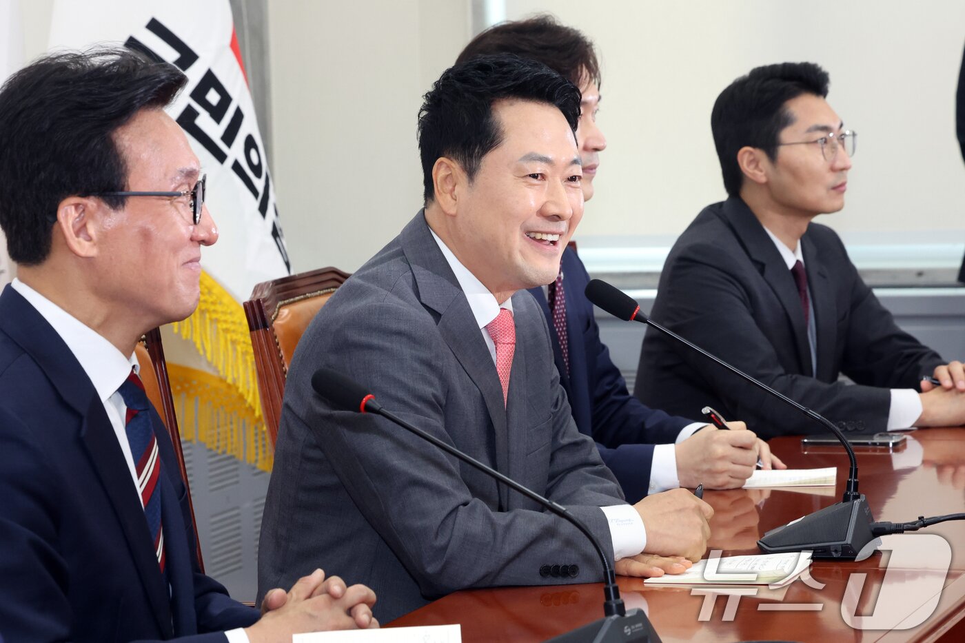 본문 이미지 - 장동혁 국민의힘 대표가 24일 서울 여의도 국회에서 김민석 더불어민주당 대표를 접견, 인사말을 하고 있다. 2026.8.24 ⓒ 뉴스1 황기선 기자