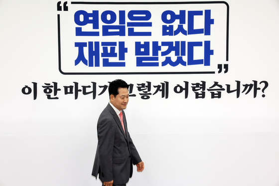 與 대표 접견위해 이동하는 장동혁 대표