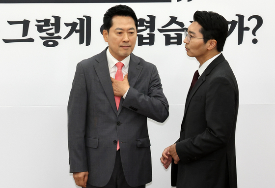 비서실장과 대화 나누는 장동혁 대표