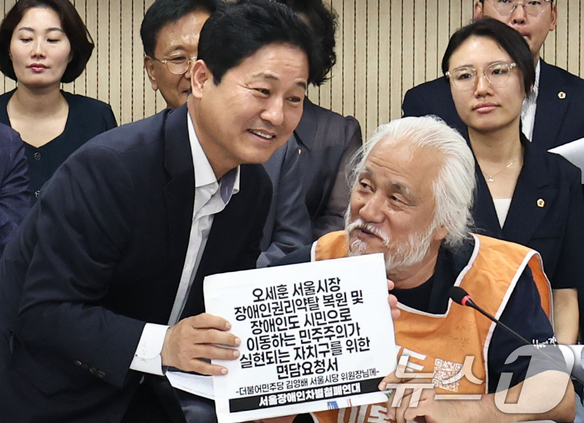 (서울=뉴스1) 이종수 기자 = 박경석 전국장애인차별철폐연대(전장연) 대표가 24일 오전 서울 중구 서울시의회 의원회관에서 열린 장애인 권리보장을 위한 사회적 대타협 선언 기자회견 …