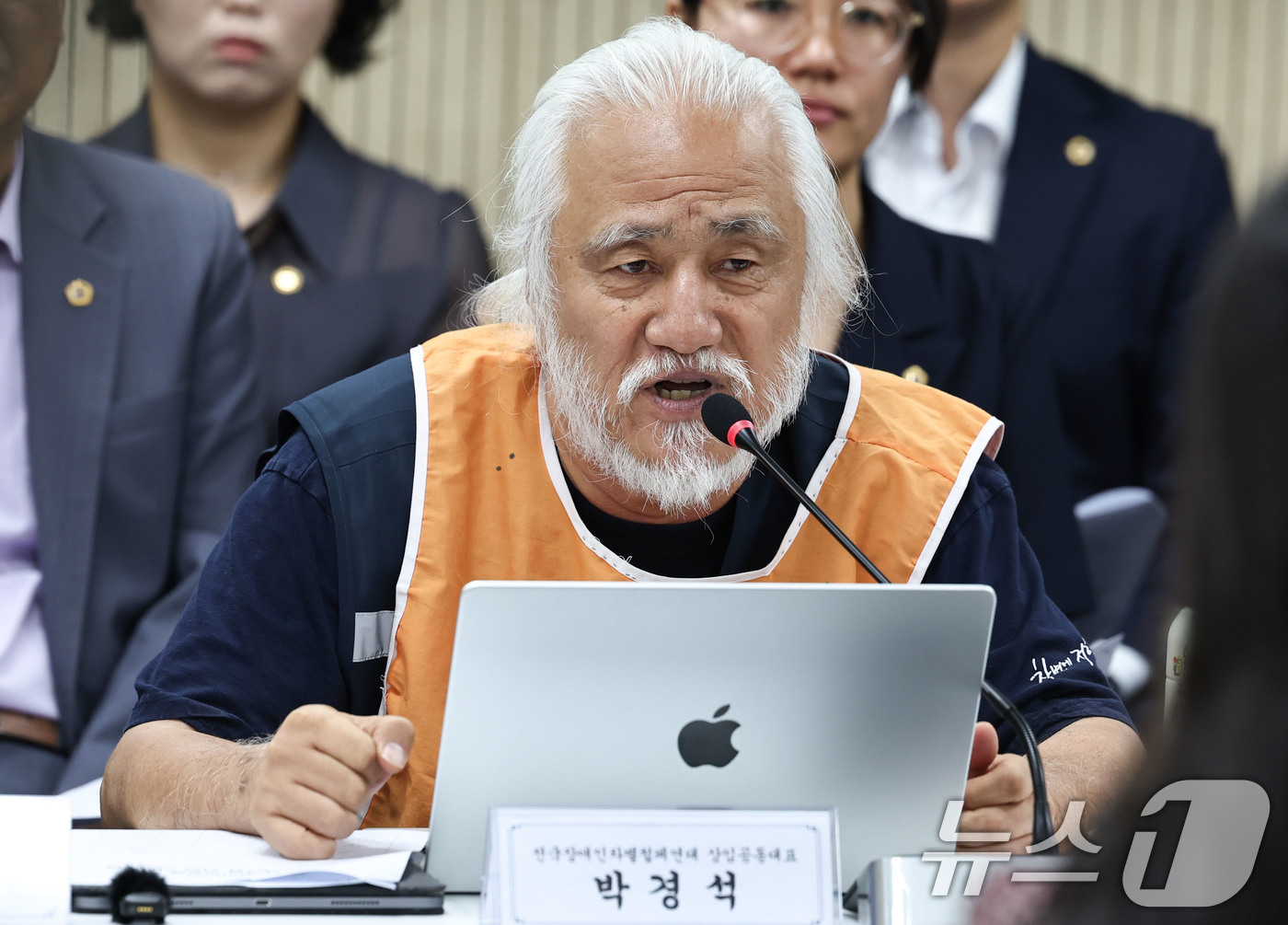 (서울=뉴스1) 이종수 기자 = 박경석 전국장애인차별철폐연대(전장연) 대표가 24일 오전 서울 중구 서울시의회 의원회관에서 열린 장애인 권리보장을 위한 사회적 대타협 선언 기자회견 …