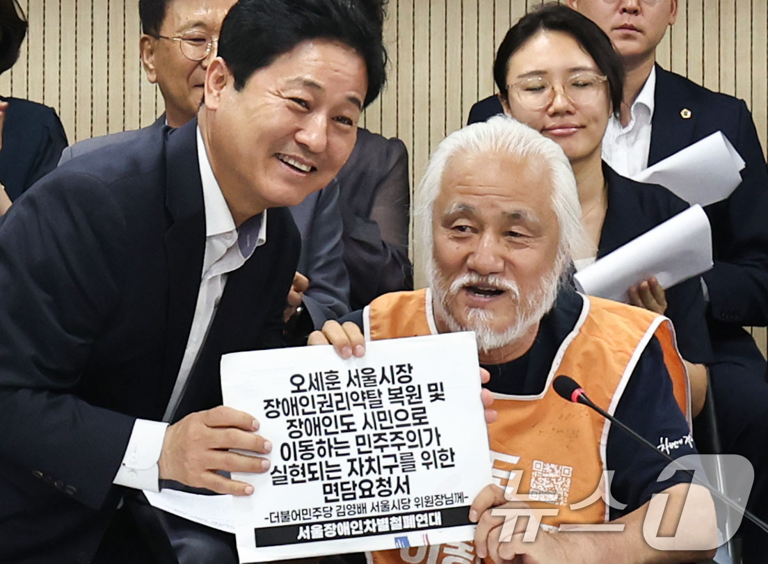 (서울=뉴스1) 이종수 기자 = 박경석 전국장애인차별철폐연대(전장연) 대표가 24일 오전 서울 중구 서울시의회 의원회관에서 열린 장애인 권리보장을 위한 사회적 대타협 선언 기자회견 …