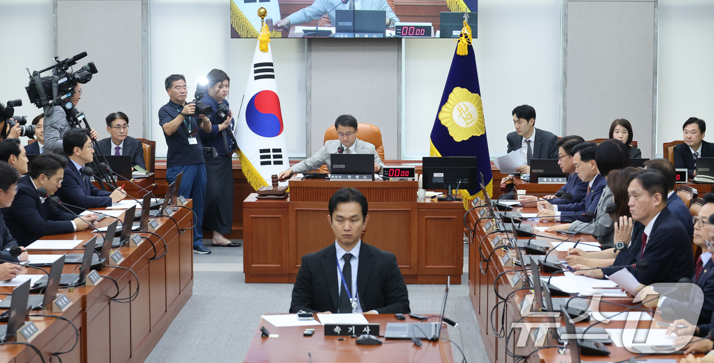 (서울=뉴스1) 신웅수 기자 = 한병도 위원장이 24일 서울 여의도 국회에서 열린 국회운영위원회 전체회의에서 안건을 의결하고 있다. 2026.8.24/뉴스1