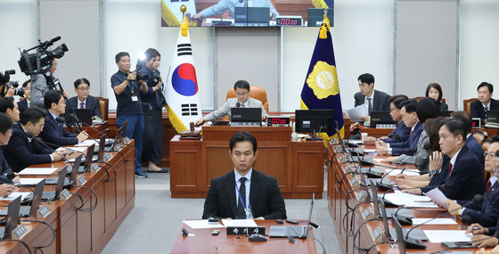 의사봉 두드리는 한병도 위원장
