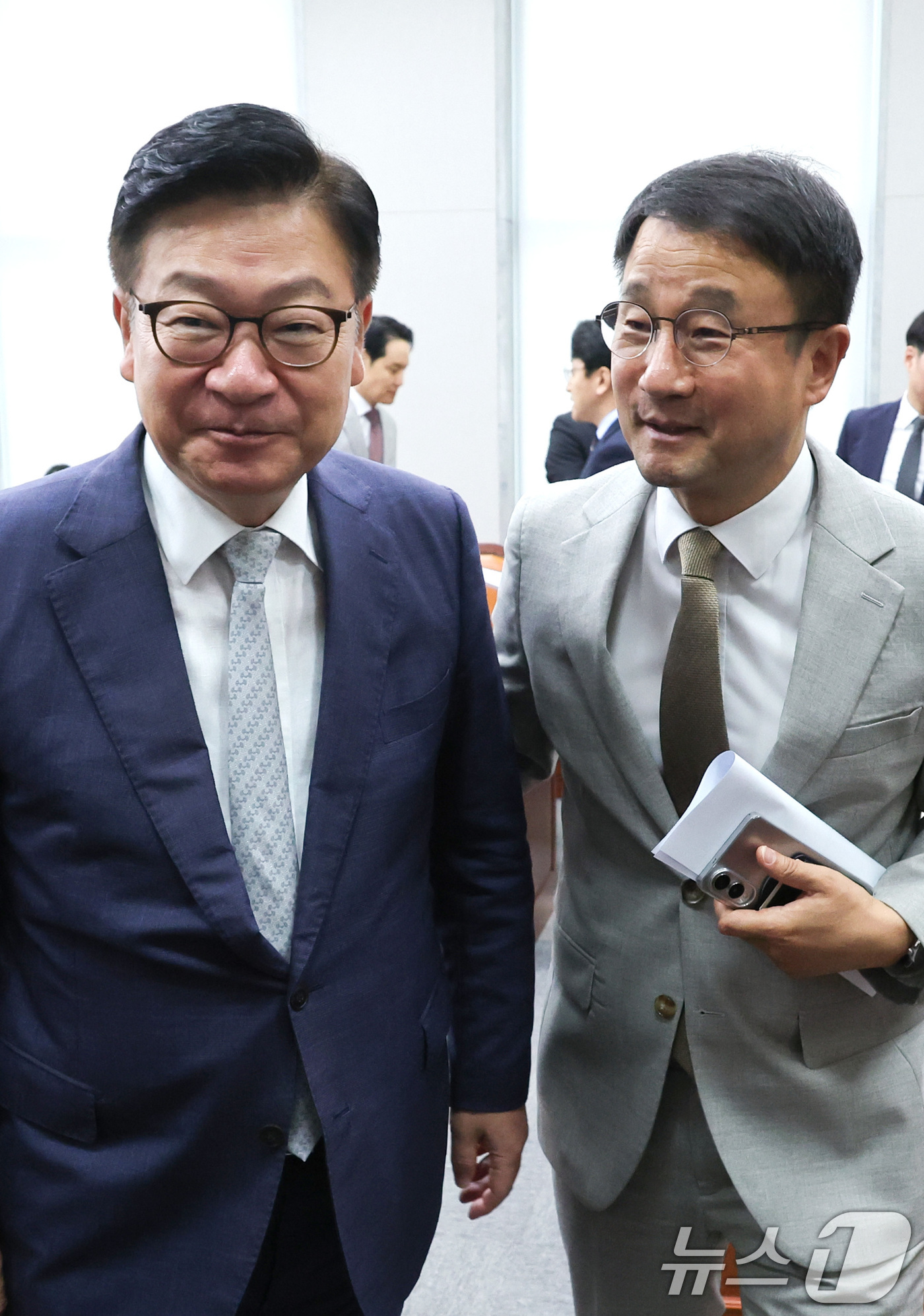 (서울=뉴스1) 신웅수 기자 = 국회운영위원장인 한병도 더불어민주당 원내대표와 정점식 국민의힘 원내대표가 24일 서울 여의도 국회에서 열린 국회운영위원회 전체회의에서 대화하고 있다 …