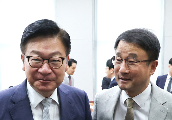 대화나누는 한병도·정점식