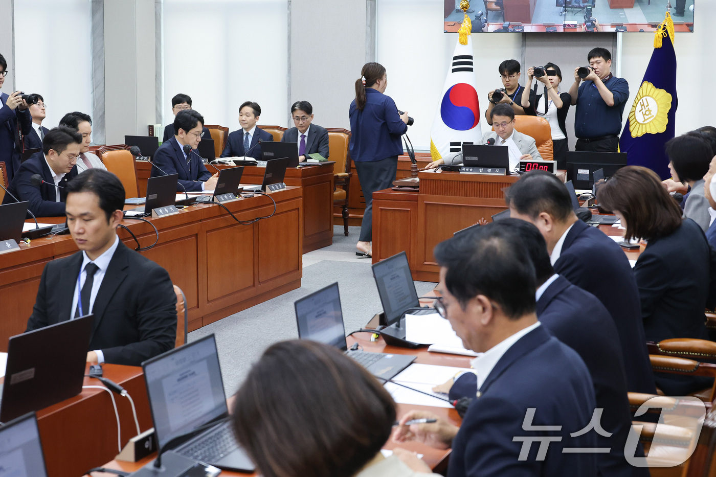 (서울=뉴스1) 신웅수 기자 = 한병도 위원장이 24일 서울 여의도 국회에서 열린 국회운영위원회 전체회의에서 안건을 의결하고 있다. 2026.8.24/뉴스1