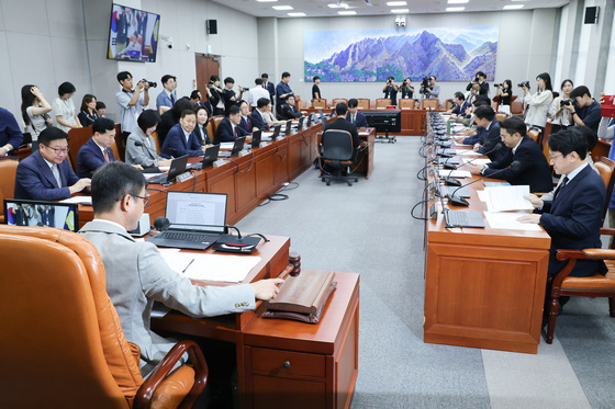 안건 의결하는 한병도 위원장