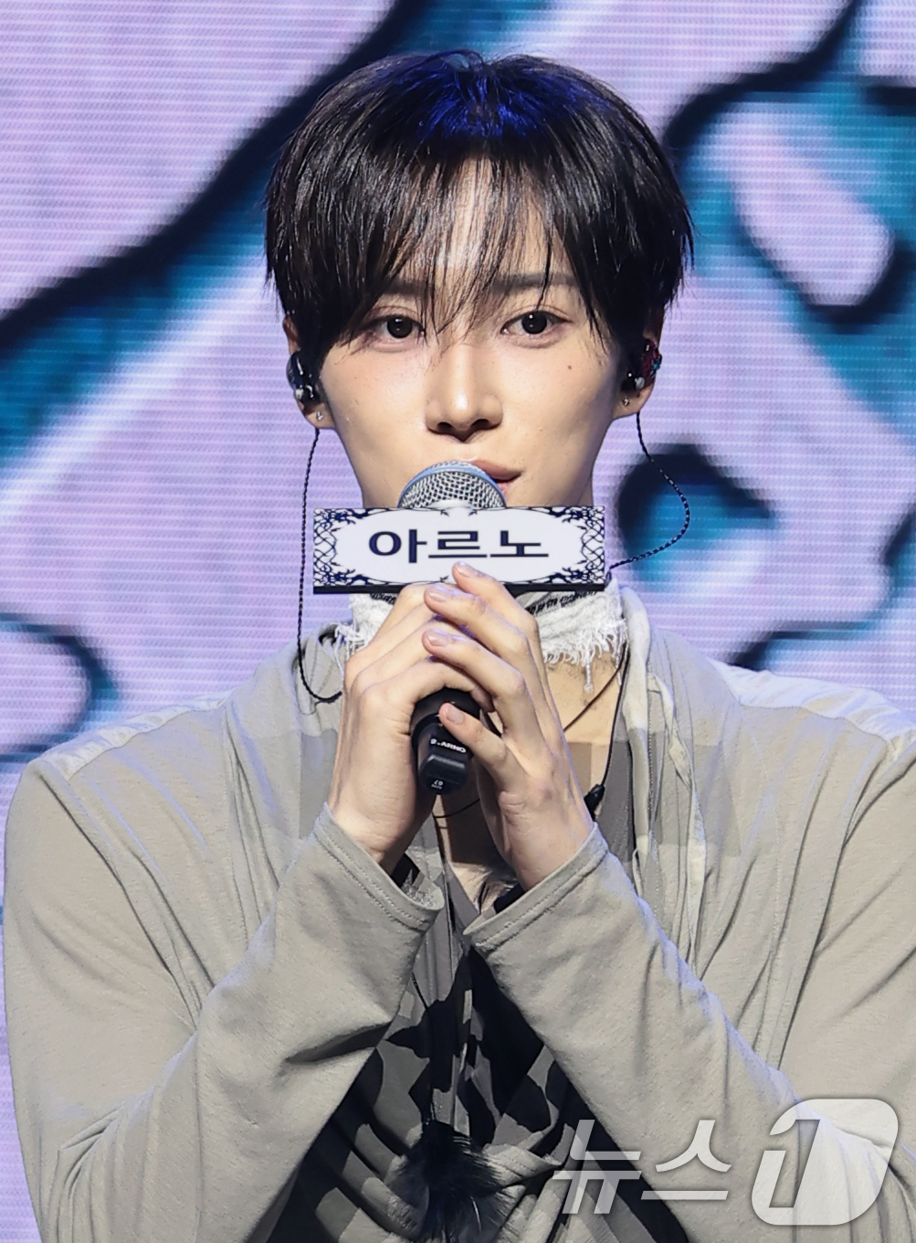 (서울=뉴스1) 권현진 기자 = 그룹 알파드라이브원(ALPHA DRIVE ONE, ALD1)의 아르노가 24일 서울 용산구 블루스퀘어에서 열린 미니 2집 'UNBREAKABLE : …