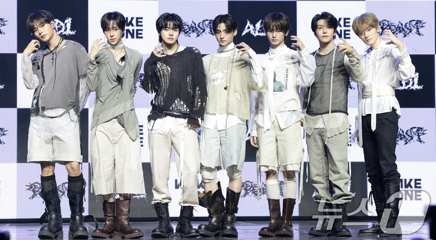 (서울=뉴스1) 권현진 기자 = 그룹 알파드라이브원(ALPHA DRIVE ONE, ALD1)의 준서(왼쪽부터)와 아르노, 리오, 상원, 안신, 씬롱, 상현이 24일 서울 용산구 블 …