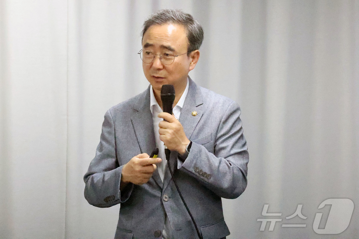 (광주=뉴스1) 조수민 기자 = 임문영 국회의원이 24일 오후 전남광주 전일빌딩245 시민마루에서 광주시민단체협의회 주최로 열린 토론회에 참석해 '반도체 팹, 지역발전과 시민 이익 …