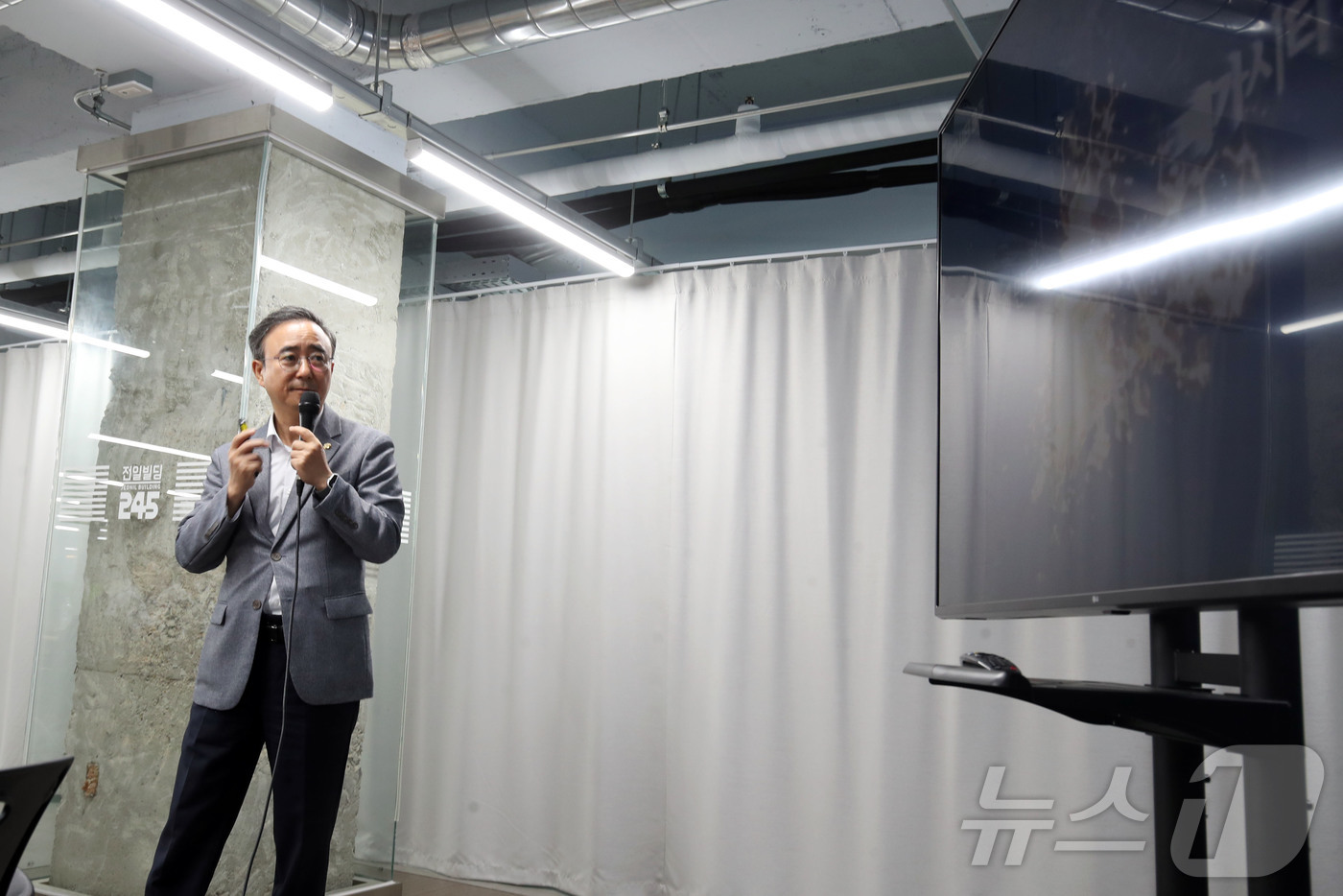 (광주=뉴스1) 조수민 기자 = 임문영 더불어민주당 의원이 24일 오후 전남광주 전일빌딩245 시민마루에서 광주시민단체협의회 주최로 열린 토론회에 참석해 '반도체 팹, 지역발전과 …