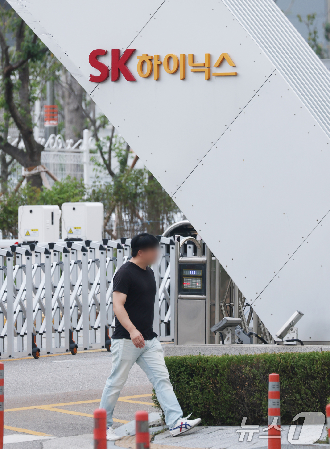 (이천=뉴스1) 김영운 기자 = SK하이닉스 노조가 성과급의 60%를 자사주로 지급하기로 한 2026년 임금·단체협약(임단협) 잠정 합의안을 두고 오는 24~25일 찬반 투표를 실 …
