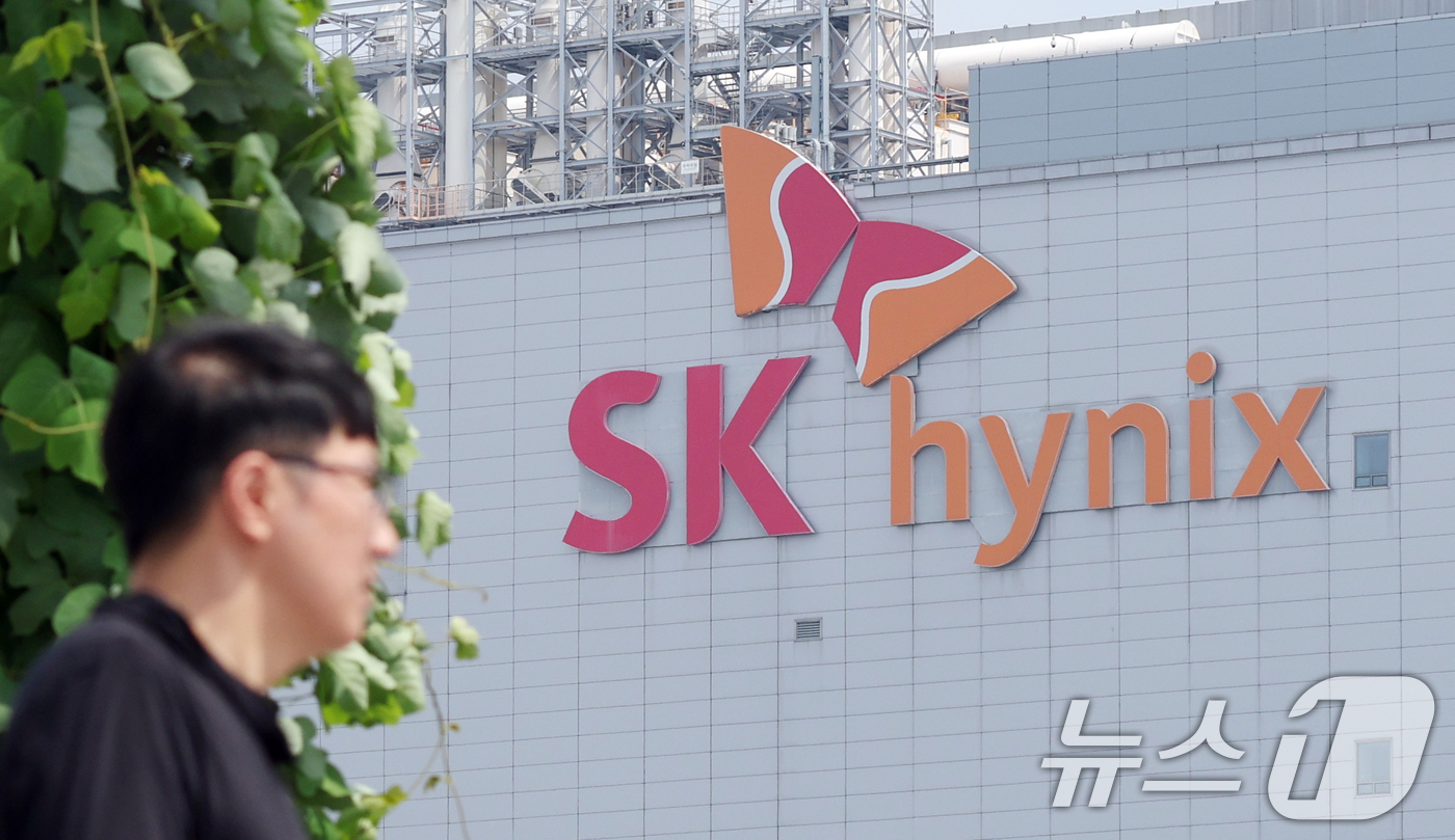 (이천=뉴스1) 김영운 기자 = SK하이닉스 노조가 성과급의 60%를 자사주로 지급하기로 한 2026년 임금·단체협약(임단협) 잠정 합의안을 두고 오는 24~25일 찬반 투표를 실 …