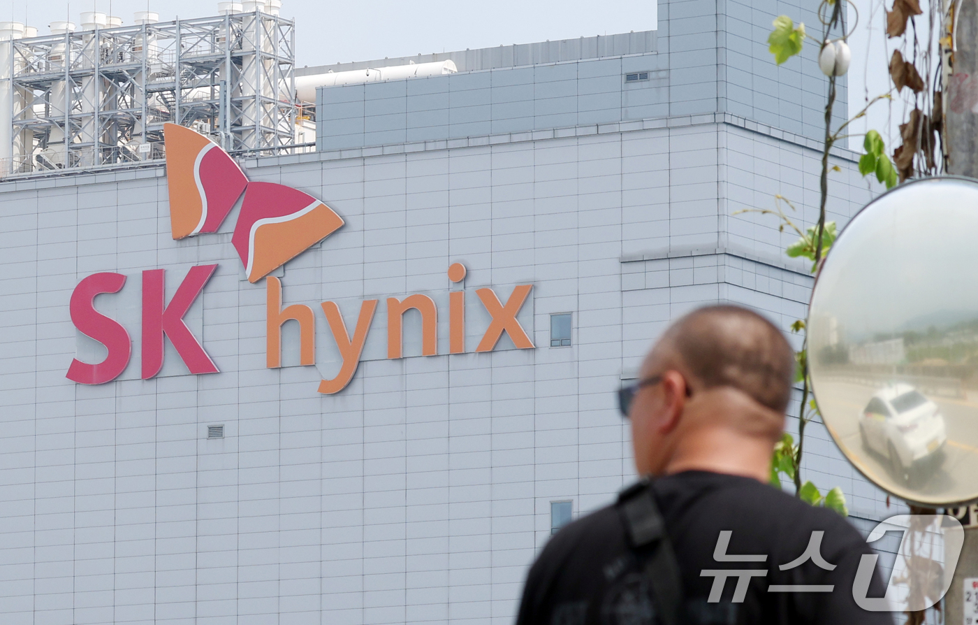 (이천=뉴스1) 김영운 기자 = SK하이닉스 노조가 성과급의 60%를 자사주로 지급하기로 한 2026년 임금·단체협약(임단협) 잠정 합의안을 두고 오는 24~25일 찬반 투표를 실 …