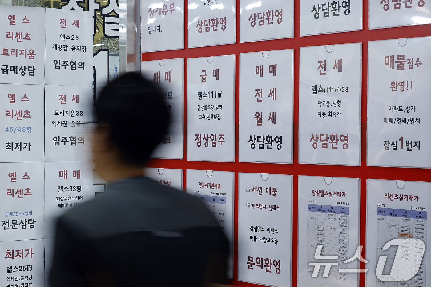(서울=뉴스1) 박정호 기자 = 더불어민주당이 정부의 8·3 세제개편안에 포함된 비거주 1주택자 종합부동산세 강화안에 대한 재고를 요청하면서 청와대와 정부가 수정안 마련에 착수했다 …