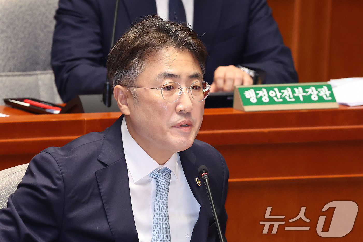 (서울=뉴스1) 신웅수 기자 = 이진수 법무부 차관이 24일 서울 여의도 국회에서 열린 예산결산특별위원회 전체회의에서 의원 질의에 답변하고 있다. 2026.8.24/뉴스1