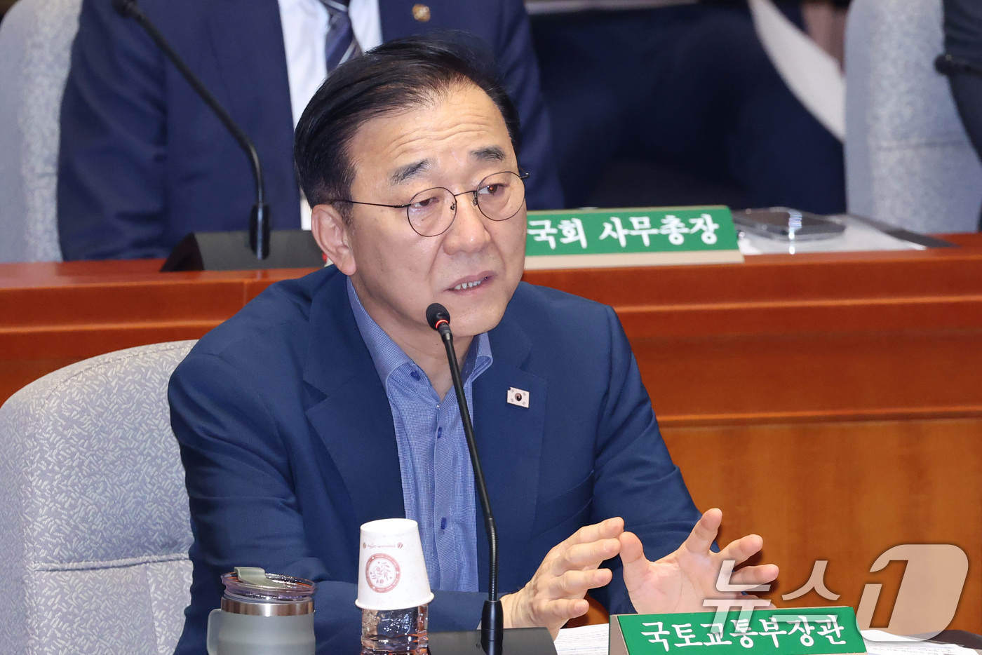 (서울=뉴스1) 신웅수 기자 = 김윤덕 국토교통부 장관이 24일 서울 여의도 국회에서 열린 예산결산특별위원회 전체회의에서 의원 질의에 답변하고 있다. 2026.8.24/뉴스1
