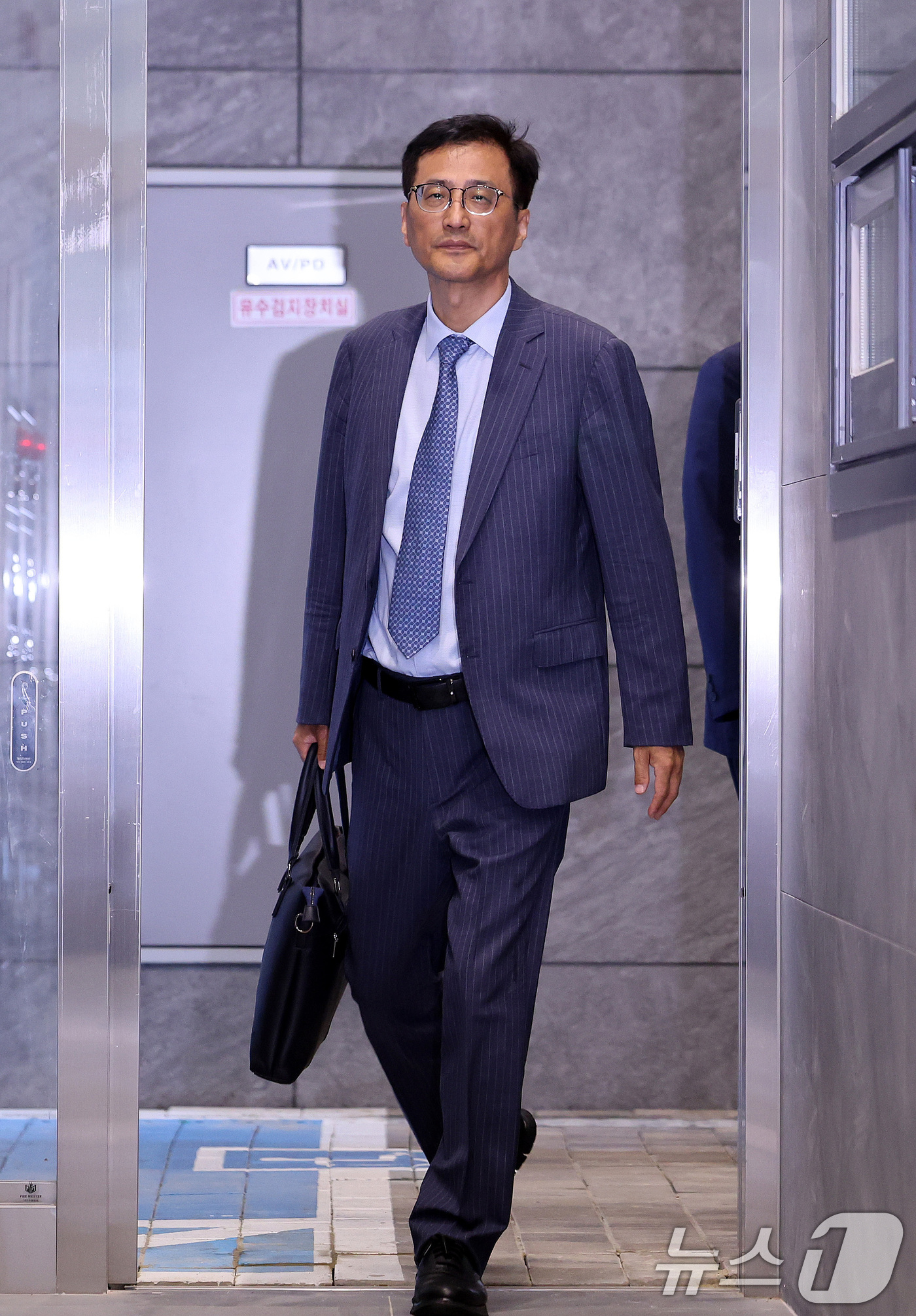 (서울=뉴스1) 박지혜 기자 = 6.3 지방선거 투표용지 부족 의혹 등을 수사하는 이태한 선거관리위원회 특별검사가 24일 서울 서초구 선관위 특검 사무실로 첫 출근을 하고 있다. …