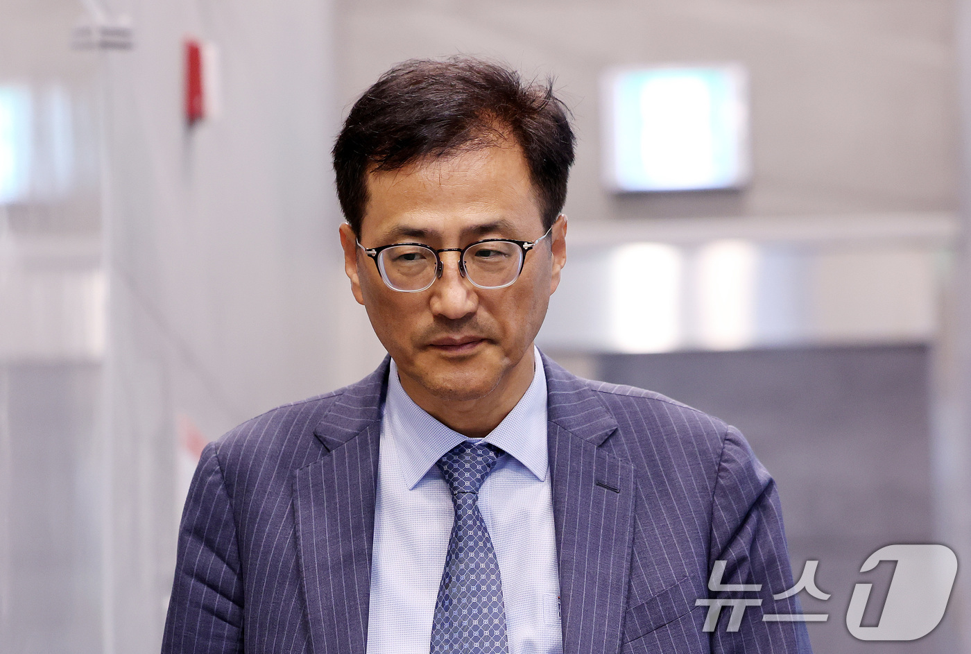 (서울=뉴스1) 박지혜 기자 = 6.3 지방선거 투표용지 부족 의혹 등을 수사하는 이태한 선거관리위원회 특별검사가 24일 서울 서초구 선관위 특검 임시사무실로 첫 출근을 하고 있다 …