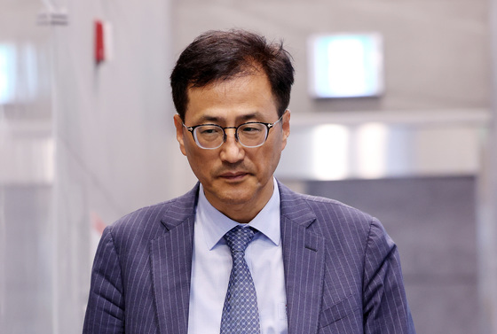첫 출근하는 이태한 특검
