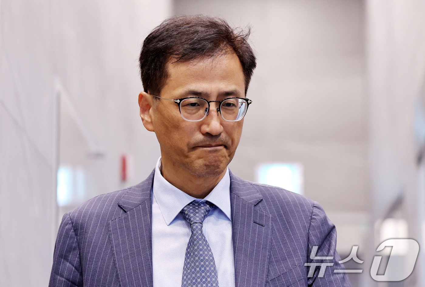 (서울=뉴스1) 박지혜 기자 = 6.3 지방선거 투표용지 부족 의혹 등을 수사하는 이태한 선거관리위원회 특별검사가 24일 서울 서초구 선관위 특검 임시사무실로 첫 출근을 하고 있다 …