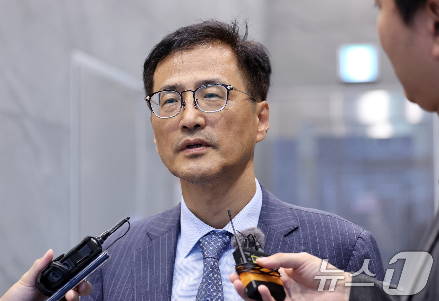 (서울=뉴스1) 박지혜 기자 = 6.3 지방선거 투표용지 부족 의혹 등을 수사하는 이태한 선거관리위원회 특별검사가 24일 서울 서초구 선관위 특검 임시사무실로 첫 출근을 하며 취재 …