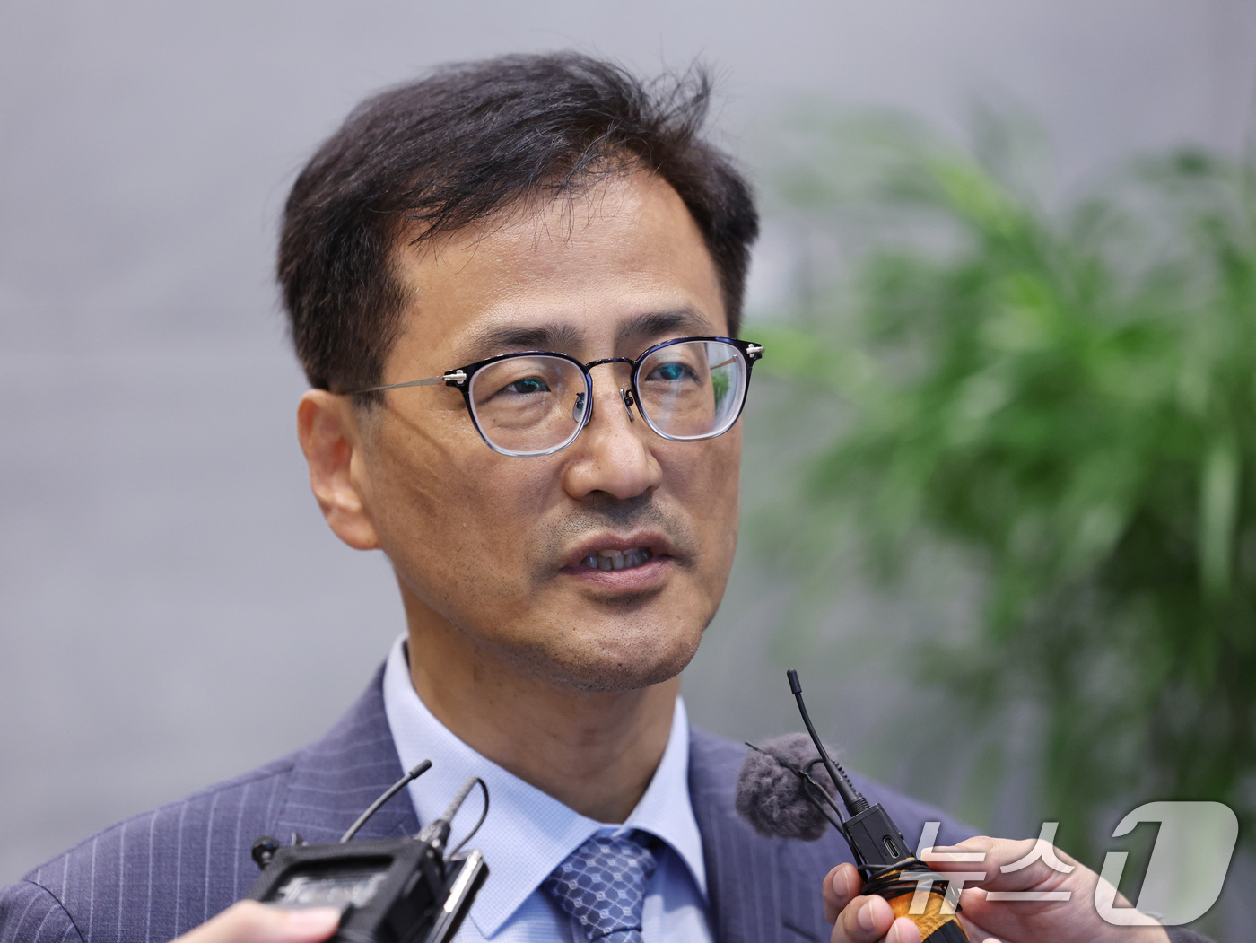 (서울=뉴스1) 박지혜 기자 = 6.3 지방선거 투표용지 부족 의혹 등을 수사하는 이태한 선거관리위원회 특별검사가 24일 서울 서초구 선관위 특검 임시사무실로 첫 출근을 하며 취재 …