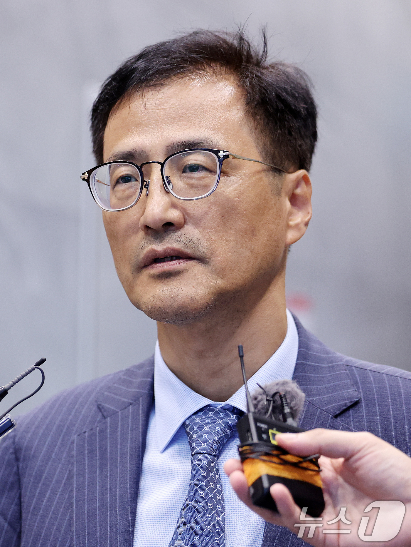 (서울=뉴스1) 박지혜 기자 = 6.3 지방선거 투표용지 부족 의혹 등을 수사하는 이태한 선거관리위원회 특별검사가 24일 서울 서초구 선관위 특검 임시사무실로 첫 출근을 하며 취재 …