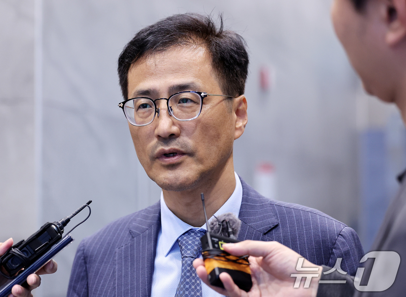 (서울=뉴스1) 박지혜 기자 = 6.3 지방선거 투표용지 부족 의혹 등을 수사하는 이태한 선거관리위원회 특별검사가 24일 서울 서초구 선관위 특검 임시사무실로 첫 출근을 하며 취재 …