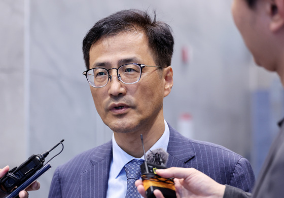 질문에 답하는 이태한 특검