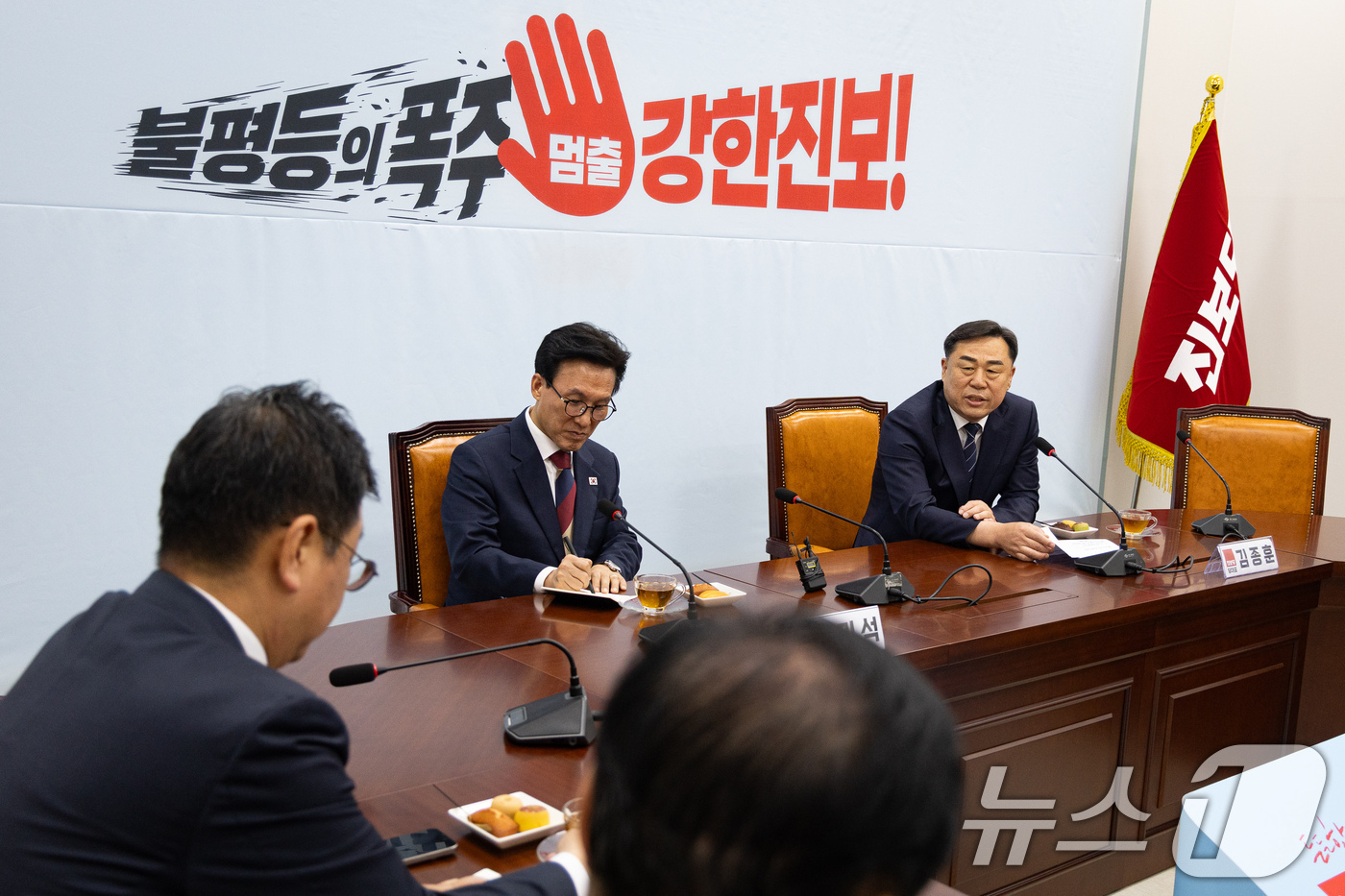 (서울=뉴스1) 유승관 기자 = 김종훈 진보당 대표가 24일 서울 여의도 국회에서 김민석 더불어민주당 대표를 접견, 인사말을 하고 있다. 2026.8.24/뉴스1