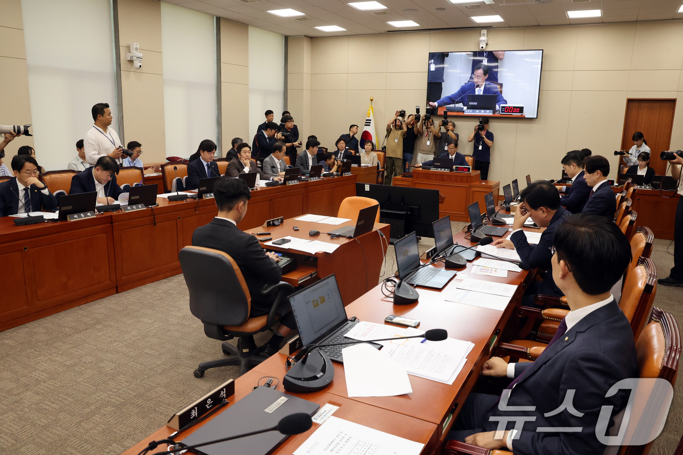 (서울=뉴스1) 황기선 기자 = 유동수 정무위원장이 24일 오후 서울 여의도 국회에서 열린 정무위원회 전체회의에서 의사봉을 두드리고 있다.  2026.8.24/뉴스1